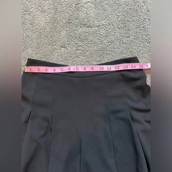 Alice + Olivia Mini Pleated shorts - Picture 3 of 8